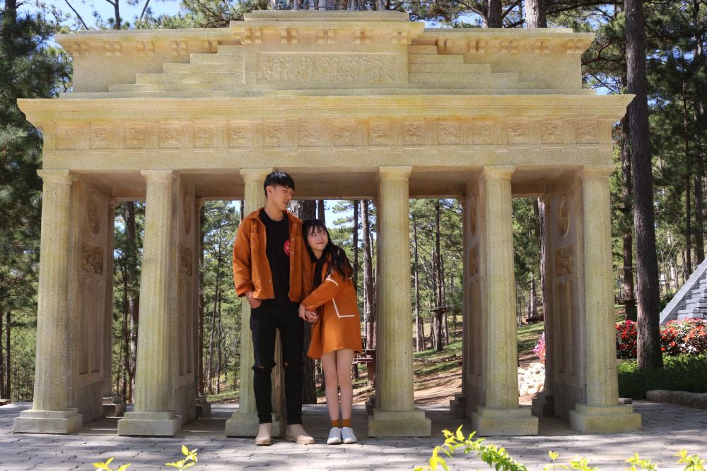 Những kỳ quan thế giới giữa l&ograve;ng Đ&agrave; Lạt gi&uacute;p bạn cảm gi&aacute;c như vi vu qua nhiều quốc gia chỉ trong v&agrave;i bước ch&acirc;n